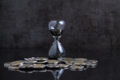 Концепция долгосрочных инвестиций или финансового времени счёт в обратном направлении, sa стоковое изображение rf Концепция долгосрочных инвестиций или финансового времени счёт в обратном направлении, sa стоковое изображение rf