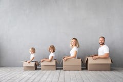 Концепция дома дня семьи новая домашняя Moving стоковое изображение Концепция дома дня семьи новая домашняя Moving стоковое изображение