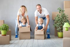 Концепция дома дня семьи новая домашняя Moving стоковая фотография rf Концепция дома дня семьи новая домашняя Moving стоковая фотография rf