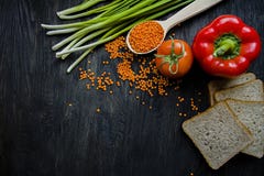 Концепция здоровой еды Сбалансированная здоровая предпосылка еды Чечевицы, белый хлеб, овощи, зеленые цвета на темное деревянном стоковые изображения Концепция здоровой еды Сбалансированная здоровая предпосылка еды Чечевицы, белый хлеб, овощи, зеленые цвета на темное деревянном стоковые изображения