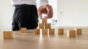 Концепция зрения дела - бизнесмен аранжируя деревянные кубы стоковое изображение rf Концепция зрения дела - бизнесмен аранжируя деревянные кубы стоковое изображение rf