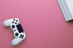 Концепция игры Игра компьютера Белые кнюппель и conor консоли gamepad на розовой предпосылке стоковое изображение Концепция игры Игра компьютера Белые кнюппель и conor консоли gamepad на розовой предпосылке стоковое изображение