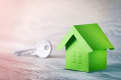 Концепция имущества, ключ и бумажный дом с окнами эскиза на светлой деревянной предпосылке Концепция имущества идеи по-настоящему стоковое изображение Концепция имущества, ключ и бумажный дом с окнами эскиза на светлой деревянной предпосылке Концепция имущества идеи по-настоящему стоковое изображение