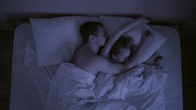 Концепция инсомнии, броски пар в его спит, взгляд сверху акции видеоматериалы Концепция инсомнии, броски пар в его спит, взгляд сверху акции видеоматериалы