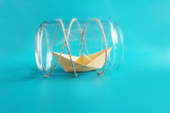 Концепция искусства свободы, отпуска и мечт Бумажный золотой корабль в опарнике на голубой предпосылке r стоковое изображение Концепция искусства свободы, отпуска и мечт Бумажный золотой корабль в опарнике на голубой предпосылке r стоковое изображение