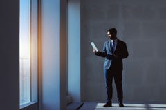 Концепция квартиры планшета агента по продаже недвижимости стоковые изображения rf Концепция квартиры планшета агента по продаже недвижимости стоковые изображения rf