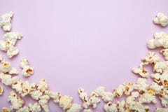Концепция кино с много пушистый попкорн на розовой предпосылке с космосом экземпляра стоковое изображение Концепция кино с много пушистый попкорн на розовой предпосылке с космосом экземпляра стоковое изображение