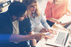 Концепция команды дела на работая процессе Молодая работа профессионалов с проектом нового рынка Встречать руководителей проекта стоковые фото Концепция команды дела на работая процессе Молодая работа профессионалов с проектом нового рынка Встречать руководителей проекта стоковые фото