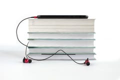 Концепция, который нужно слушать аудио книги Красные наушники около стога книг Белая предпосылка с космосом экземпляра для текста стоковое изображение rf Концепция, который нужно слушать аудио книги Красные наушники около стога книг Белая предпосылка с космосом экземпляра для текста стоковое изображение rf