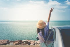 Концепция летних каникулов и праздника: Счастливое отключение на море, счастье семейного автомобиля чувства женщины портрета Концепция летних каникулов и праздника: Счастливое отключение на море, счастье семейного автомобиля чувства женщины портрета