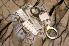 Концепция медицины - rx, доллар, стетоскоп и пилюльки стоковые изображения Концепция медицины - rx, доллар, стетоскоп и пилюльки стоковые изображения