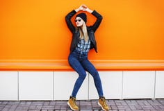 Концепция моды улицы - стильная холодная девушка в стиле черноты утеса стоковые изображения Концепция моды улицы - стильная холодная девушка в стиле черноты утеса стоковые изображения