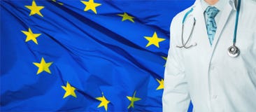 Концепция национальной системы здравоохранения и медицины в ЕС Уверенный профессиональный доктор в белом пальто со стетоскопом стоковая фотография rf Концепция национальной системы здравоохранения и медицины в ЕС Уверенный профессиональный доктор в белом пальто со стетоскопом стоковая фотография rf