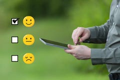 Концепция обзора Бизнесмен держа умную таблетку передвижной на зеленый летний день стоковая фотография Концепция обзора Бизнесмен держа умную таблетку передвижной на зеленый летний день стоковая фотография