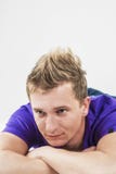 Концепция образа жизни молодости: Портрет спокойного спокойного кавказца Хана стоковые фото Концепция образа жизни молодости: Портрет спокойного спокойного кавказца Хана стоковые фото