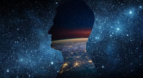 Концепция 22-ое апреля дня земли Земля планеты внутри человеческого silhouett стоковые фото Концепция 22-ое апреля дня земли Земля планеты внутри человеческого silhouett стоковые фото