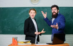 Концепция отборочного комитета Учитель и воспитатель злодействовали результаты экзамена теста Доска рассмотрения Интернатура колл стоковое фото rf Концепция отборочного комитета Учитель и воспитатель злодействовали результаты экзамена теста Доска рассмотрения Интернатура колл стоковое фото rf