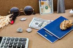 Концепция перемещения с паспортами, долларами и стеклами стоковые изображения rf Концепция перемещения с паспортами, долларами и стеклами стоковые изображения rf