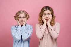Концепция плохой новости, shocking деталей, страха и ужаса Сильное яркое выражение на сторонах стоковые изображения rf Концепция плохой новости, shocking деталей, страха и ужаса Сильное яркое выражение на сторонах стоковые изображения rf