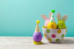 Концепция праздника пасхи с милыми handmade яичками, зайчиком, цыпленоками и шляпами партии в шаре стоковые фото Концепция праздника пасхи с милыми handmade яичками, зайчиком, цыпленоками и шляпами партии в шаре стоковые фото