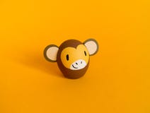Концепция праздника пасхи с милыми handmade яйцами: коричневая обезьяна стоковые изображения Концепция праздника пасхи с милыми handmade яйцами: коричневая обезьяна стоковые изображения