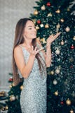 Концепция праздников, торжества и людей - молодая женщина в элегантном платье над предпосылкой интерьера рождества Счастливая, ра стоковые фото Концепция праздников, торжества и людей - молодая женщина в элегантном платье над предпосылкой интерьера рождества Счастливая, ра стоковые фото