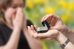 Концепция предложения свадьбы Человек держит коробку с обручальным кольцом в руках стоковые фотографии rf Концепция предложения свадьбы Человек держит коробку с обручальным кольцом в руках стоковые фотографии rf