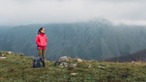 Концепция приключения назначения перемещения открытия Молодая женщина Hiker с подъемами рюкзака к верхней части горы с космосом э стоковые изображения Концепция приключения назначения перемещения открытия Молодая женщина Hiker с подъемами рюкзака к верхней части горы с космосом э стоковые изображения