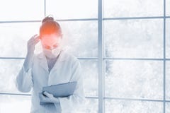 Концепция проблемы здоровья людей стресса: персона головной боли стороны боли Стоковая Фотография Концепция проблемы здоровья людей стресса: персона головной боли стороны боли Стоковая Фотография