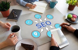 Концепция реклама онлайна цифров оптимизирования поисковой системы SEO выходя на рынок на рабочем столе офиса стоковые изображения rf Концепция реклама онлайна цифров оптимизирования поисковой системы SEO выходя на рынок на рабочем столе офиса стоковые изображения rf