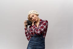 Концепция ретро молодости, фотографии старой школы и моды битника Молодая белокурая женщина в белизне связала крышку с улыбкой стоковые изображения rf Концепция ретро молодости, фотографии старой школы и моды битника Молодая белокурая женщина в белизне связала крышку с улыбкой стоковые изображения rf