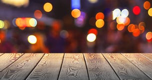 Концепция рождества: Праздничная предпосылка со светлыми пятнами и bokeh перед пустым деревянным столом стоковое изображение rf Концепция рождества: Праздничная предпосылка со светлыми пятнами и bokeh перед пустым деревянным столом стоковое изображение rf