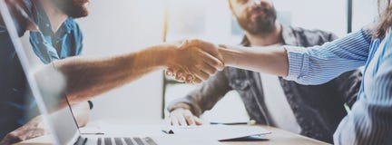 Концепция рукопожатия партнерства дела Процесс handshaking сотрудников фото 2 Успешное дело после большой встречи Концепция рукопожатия партнерства дела Процесс handshaking сотрудников фото 2 Успешное дело после большой встречи