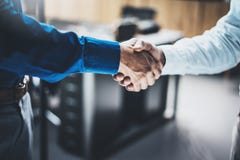 Концепция рукопожатия партнерства дела Фото крупного плана процесса handshaking 2 businessmans Успешное дело после большой встреч стоковая фотография rf Концепция рукопожатия партнерства дела Фото крупного плана процесса handshaking 2 businessmans Успешное дело после большой встреч стоковая фотография rf