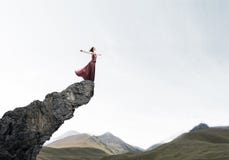 Концепция свободы и счастья с девушкой наслаждаясь этой жизнью стоковые фотографии rf Концепция свободы и счастья с девушкой наслаждаясь этой жизнью стоковые фотографии rf