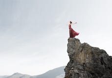 Концепция свободы и счастья с девушкой наслаждаясь этой жизнью стоковое изображение rf Концепция свободы и счастья с девушкой наслаждаясь этой жизнью стоковое изображение rf