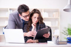 Концепция сексуальных домогательств с человеком и женщиной в офисе Стоковое фото RF Концепция сексуальных домогательств с человеком и женщиной в офисе Стоковое фото RF