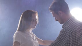 Концепция социальных танца и отношений bachata красивых молодых танцев пар чувственное сток-видео Концепция социальных танца и отношений bachata красивых молодых танцев пар чувственное сток-видео