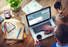 Концепция средств массовой информации публицистики интернета компьютера человека работая глобальная Стоковые Изображения Концепция средств массовой информации публицистики интернета компьютера человека работая глобальная Стоковые Изображения