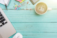 Концепция стола компьтер-книжки компьютера работая на деревянной пастели пола стоковое фото rf Концепция стола компьтер-книжки компьютера работая на деревянной пастели пола стоковое фото rf