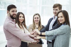 Концепция сыгранности: дружелюбная команда стоя в круге, руки дела сжиманные совместно стоковое изображение rf Концепция сыгранности: дружелюбная команда стоя в круге, руки дела сжиманные совместно стоковое изображение rf