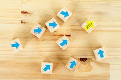 Концепция тенденции Нового Года 2019, желтая стрелка 2019 как руководитель тенденции успеха цели золота который следующий голубой стоковые фотографии rf Концепция тенденции Нового Года 2019, желтая стрелка 2019 как руководитель тенденции успеха цели золота который следующий голубой стоковые фотографии rf