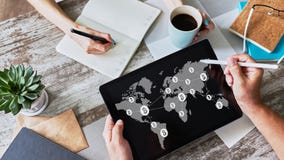 Концепция технологии карты и blockchain мира Bitcoin на экране стоковые фото Концепция технологии карты и blockchain мира Bitcoin на экране стоковые фото
