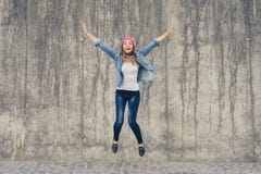 Концепция утехи и свободы, жизни без проблем Шальная, весьма счастливая девушка в одеждах джинсов и розовая шляпа кричащая и jump стоковые фотографии rf Концепция утехи и свободы, жизни без проблем Шальная, весьма счастливая девушка в одеждах джинсов и розовая шляпа кричащая и jump стоковые фотографии rf