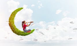 Концепция халатного счастливого детства с девушкой на зеленой луне стоковое фото Концепция халатного счастливого детства с девушкой на зеленой луне стоковое фото