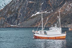 Корабль в рыбацком поселке Hamnoy на островах Lofoten, Норвегии стоковые изображения Корабль в рыбацком поселке Hamnoy на островах Lofoten, Норвегии стоковые изображения