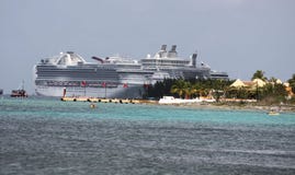 корабль морей оазиса круиза Стоковые Фото корабль морей оазиса круиза Стоковые Фото