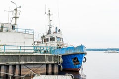 Корабль развязности стальной на пристани с облачным небом, съемкой конца-вверх стоковые изображения rf Корабль развязности стальной на пристани с облачным небом, съемкой конца-вверх стоковые изображения rf
