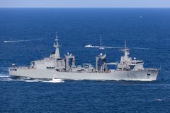 Корабль смазчика replenishment Кантабрии A15 управляемый испанским военно-морским флотом входя в гавань Сиднея стоковые фото Корабль смазчика replenishment Кантабрии A15 управляемый испанским военно-морским флотом входя в гавань Сиднея стоковые фото