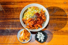 Корейский рис жареной курицы stir в белом шаре на деревянном столе стоковое фото Корейский рис жареной курицы stir в белом шаре на деревянном столе стоковое фото
